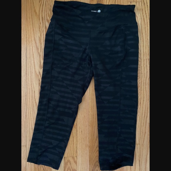 Old Navy Pants - TALL SIZE: Old Navy Active Black Capri Leggings